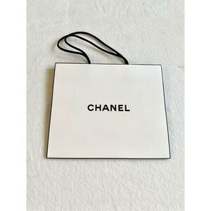 Chanel black-and-white gift bag ￼